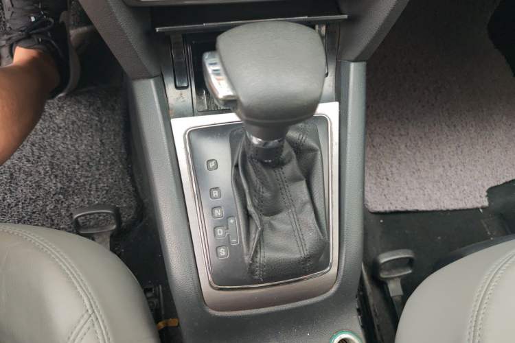 Used Skoda Octavia 2010 1.6L Automatic Yijun Edition Gear Lever