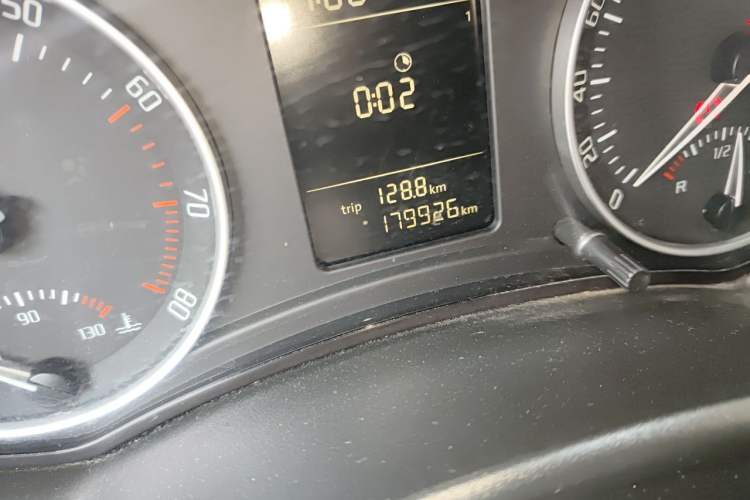 Used Skoda Octavia 2010 1.4 TSI Manual Yijun Edition Odometer Close Up