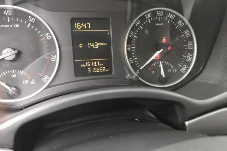 Used Skoda Octavia 2010 1.4 TSI Manual Yijun Edition Odometer Close Up