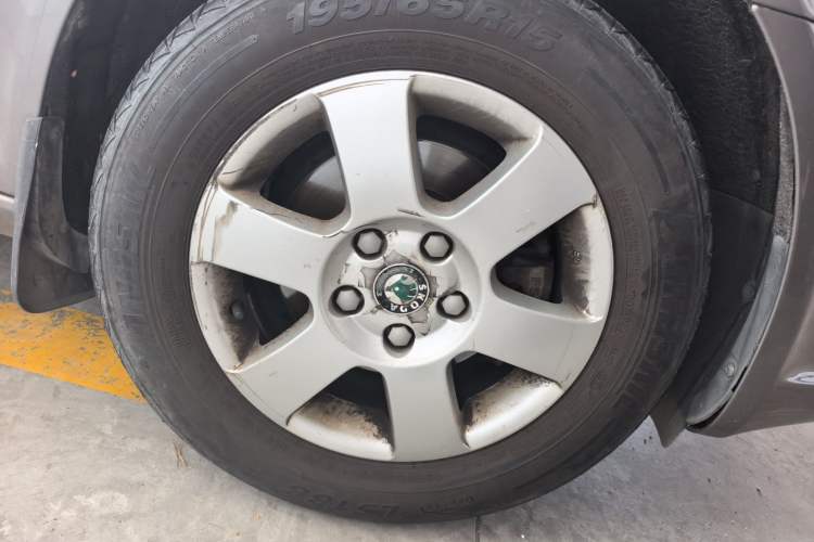 Used Skoda Octavia 2010 1.6L Automatic Eado Edition Right Front Wheel Hub