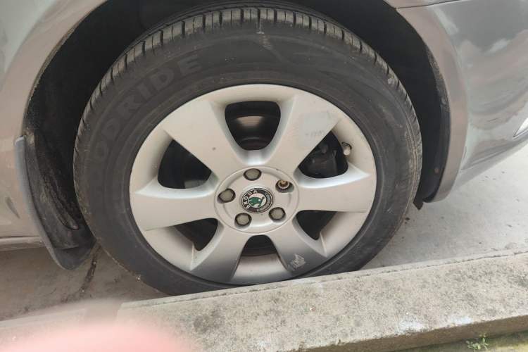 Used Skoda Octavia 2010 1.6L Manual Eado Edition Right Front Wheel Hub