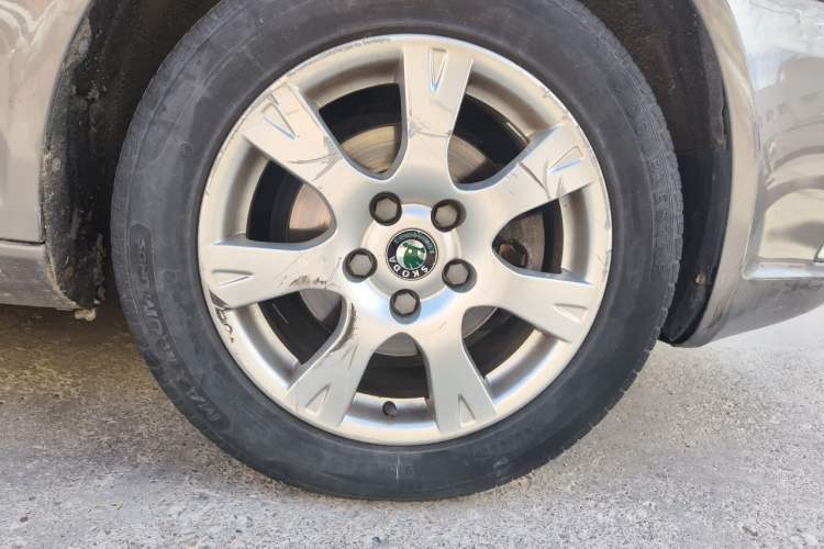 Used Skoda Octavia 2010 1.6L Automatic Eado Edition Right Front Wheel Hub
