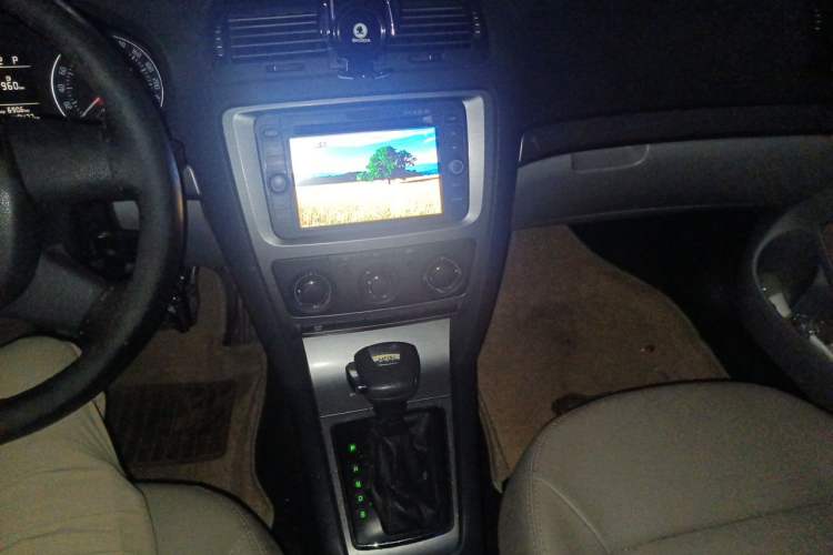 Used Skoda Octavia 2010 1.4TSI GreenLine Audio And AC Panel