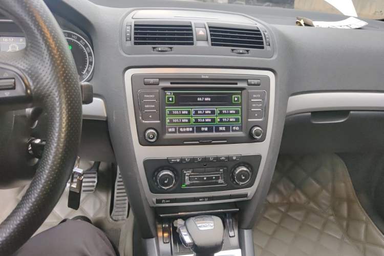 Used Skoda Octavia 2010 2.0 TSI RS Audio And AC Panel