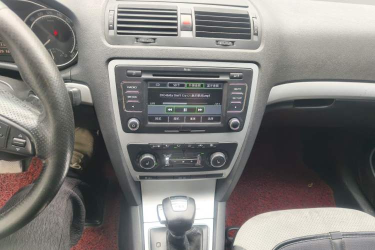 Used Skoda Octavia 2010 2.0 TSI RS Audio And AC Panel