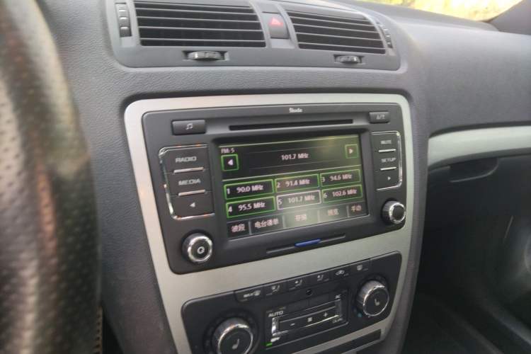 Used Skoda Octavia 2010 2.0 TSI RS Audio And AC Panel