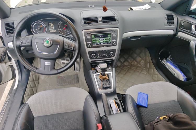 Used Skoda Octavia 2010 2.0 TSI RS Center Console