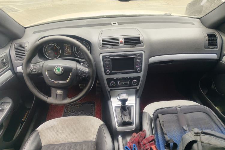 Used Skoda Octavia 2010 2.0 TSI RS Center Console