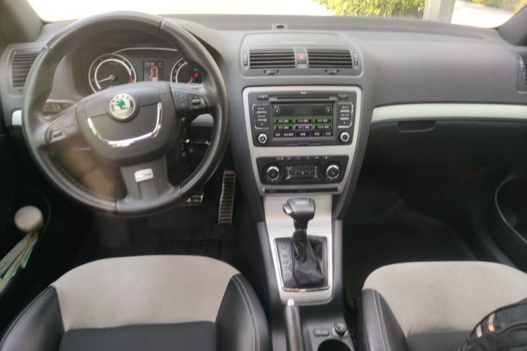 Used Skoda Octavia 2010 2.0 TSI RS Center Console