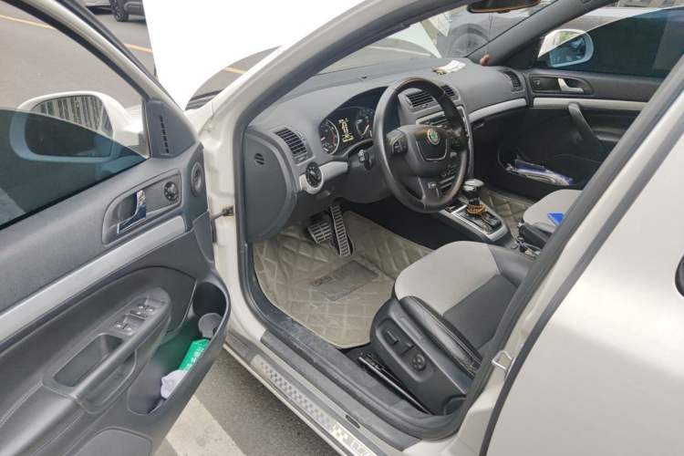 Used Skoda Octavia 2010 2.0 TSI RS Driver Seat