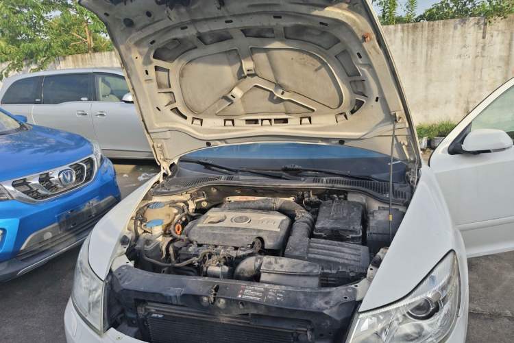Used Skoda Octavia 2010 2.0L Automatic Yijun Edition Engine Bay