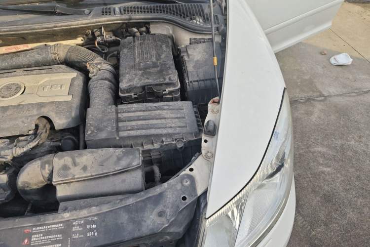 Used Skoda Octavia 2010 2.0L Automatic Yijun Edition Engine Bay Left