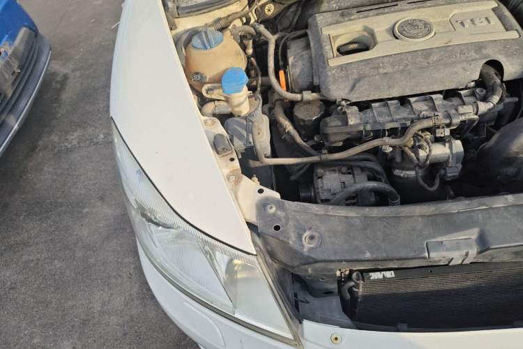 Used Skoda Octavia 2010 2.0L Automatic Yijun Edition Engine Bay Right