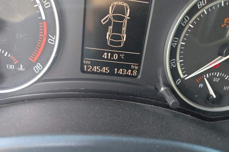 Used Skoda Octavia 2010 2.0L Automatic Yijun Edition Odometer Close Up