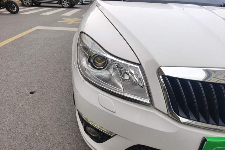 Used Skoda Octavia 2010 2.0 TSI RS Right Front Headlight