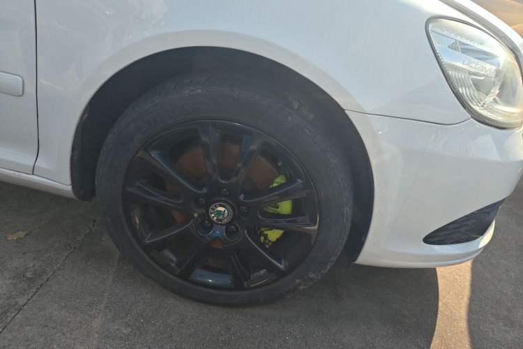 Used Skoda Octavia 2010 2.0L Automatic Yijun Edition Right Front Wheel Hub