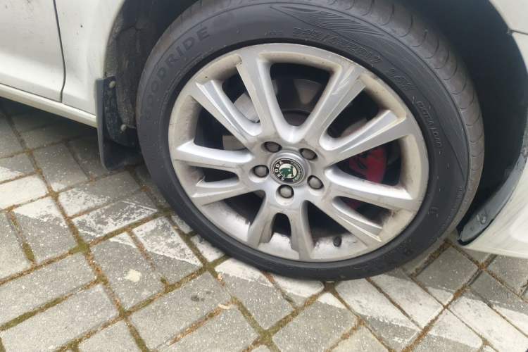 Used Skoda Octavia 2010 2.0 TSI RS Right Front Wheel Hub
