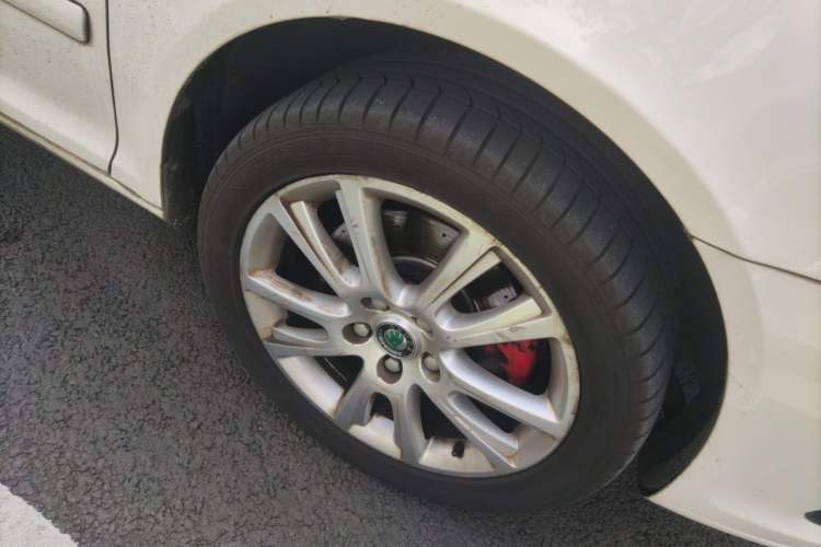 Used Skoda Octavia 2010 2.0 TSI RS Right Front Wheel Hub