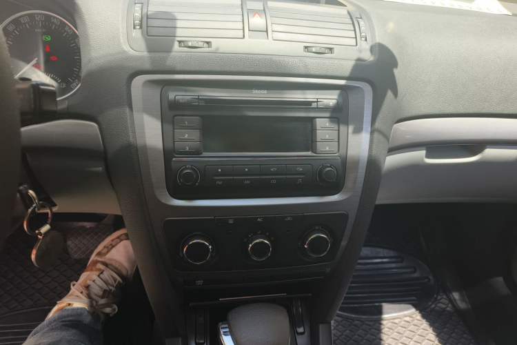 Used Skoda Octavia 2010 1.6L Automatic Eado Edition Audio And AC Panel