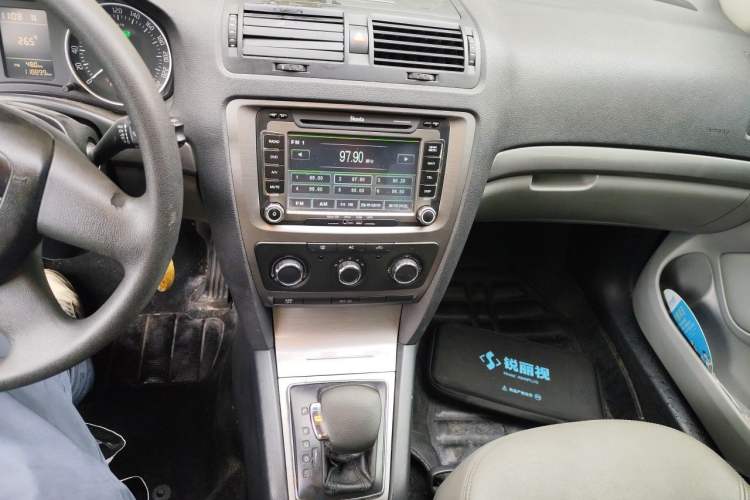 Used Skoda Octavia 2010 1.6L Automatic Yijun Edition Audio And AC Panel