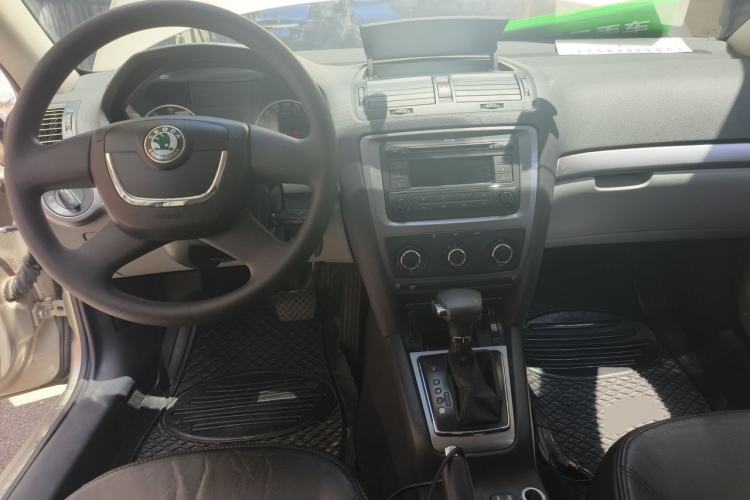 Used Skoda Octavia 2010 1.6L Automatic Eado Edition Center Console