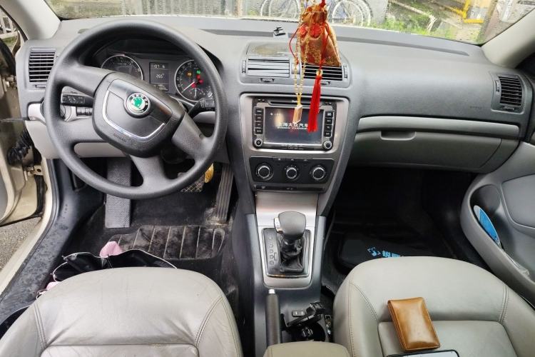 Used Skoda Octavia 2010 1.6L Automatic Yijun Edition Center Console