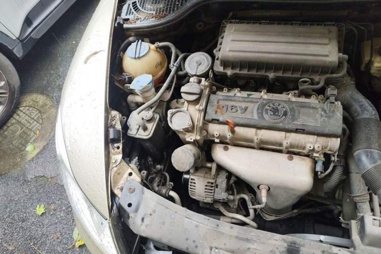Used Skoda Octavia 2010 1.6L Automatic Yijun Edition Engine Bay Right