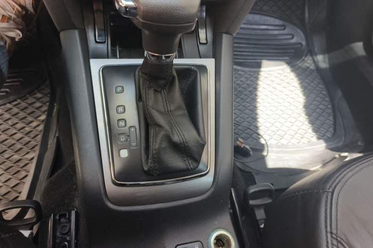 Used Skoda Octavia 2010 1.6L Automatic Eado Edition Gear Lever