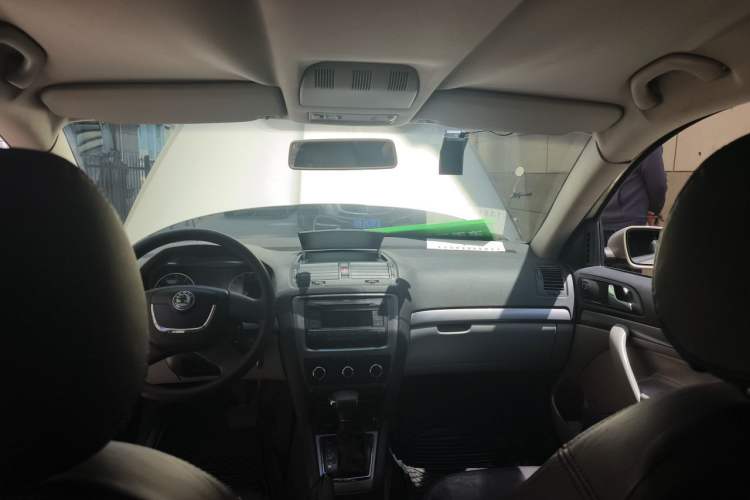Used Skoda Octavia 2010 1.6L Automatic Eado Edition Headliner