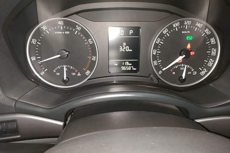 Used Skoda Octavia 2010 1.4TSI DSG Yijun Edition Odometer Close Up