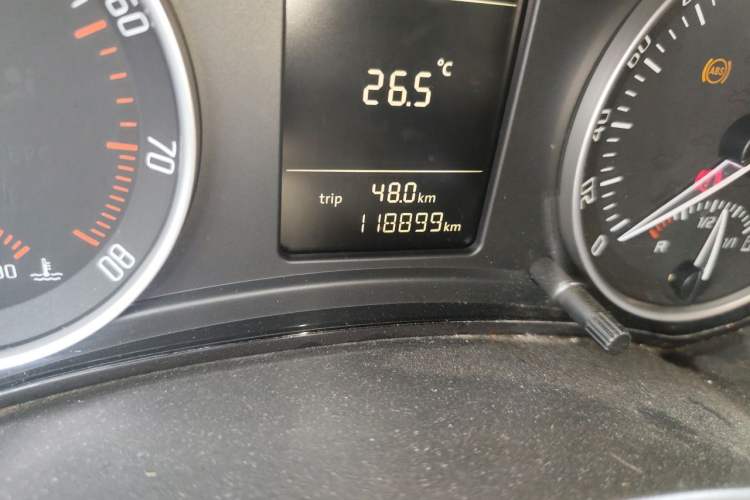 Used Skoda Octavia 2010 1.6L Automatic Yijun Edition Odometer Close Up