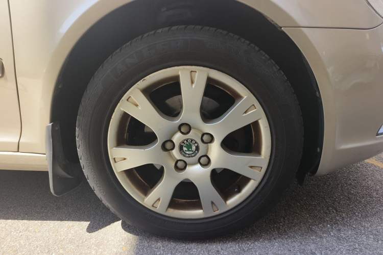 Used Skoda Octavia 2010 1.6L Automatic Eado Edition Right Front Wheel Hub