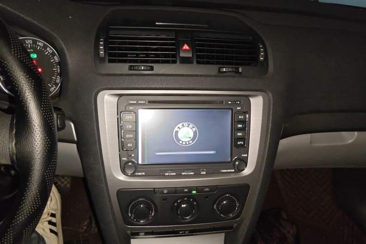 Used Skoda Octavia 2012 2.0L Automatic Yijie Version Audio And AC Panel