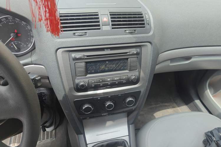 Used Skoda Octavia 2012 1.6L Manual Yijun Edition Audio And AC Panel
