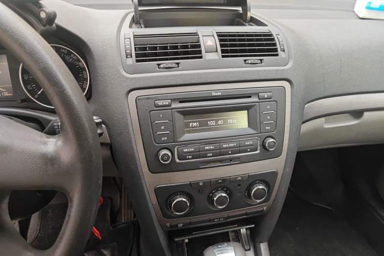 Used Skoda Octavia 2012 1.6L Automatic Yijie Edition Audio And AC Panel
