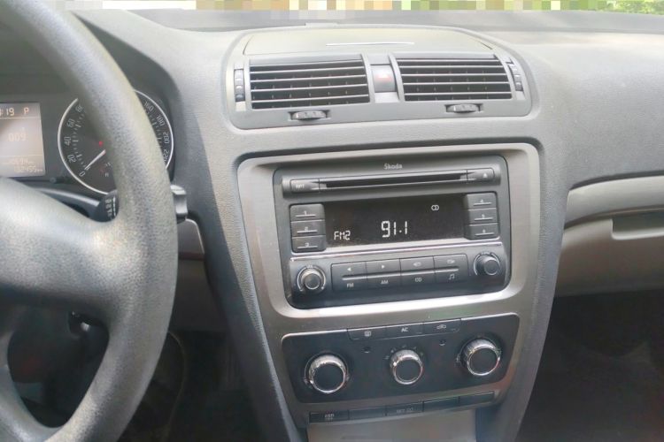 Used Skoda Octavia 2012 1.6L Automatic Yijie Edition Audio And AC Panel