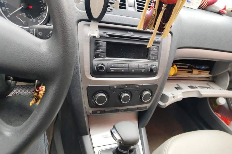 Used Skoda Octavia 2012 1.6L Automatic Yijie Edition Audio And AC Panel