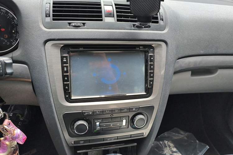 Used Skoda Octavia 2012 1.6L Automatic Yijie Edition Audio And AC Panel