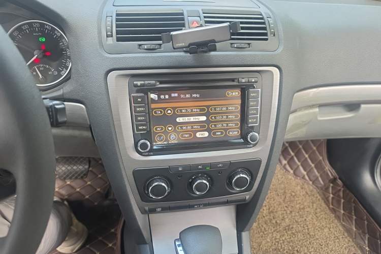 Used Skoda Octavia 2012 2.0L Automatic Yijie Version Audio And AC Panel
