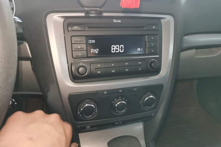 Used Skoda Octavia 2012 1.6L Automatic Yijie Edition Audio And AC Panel