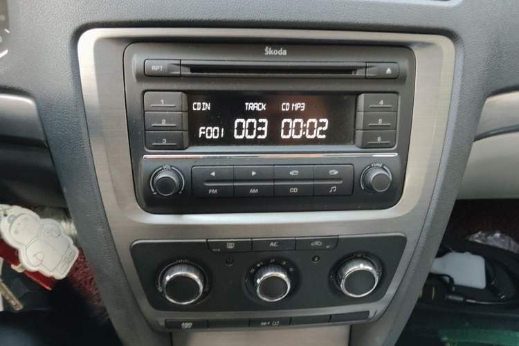 Used Skoda Octavia 2012 1.6L Automatic Yijie Edition Audio And AC Panel