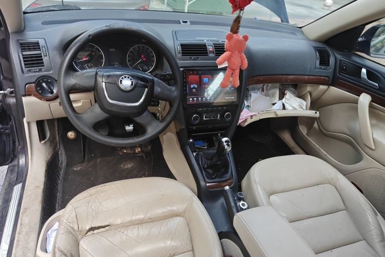 Used Skoda Octavia 2012 1.6L Manual Yijun Edition Center Console