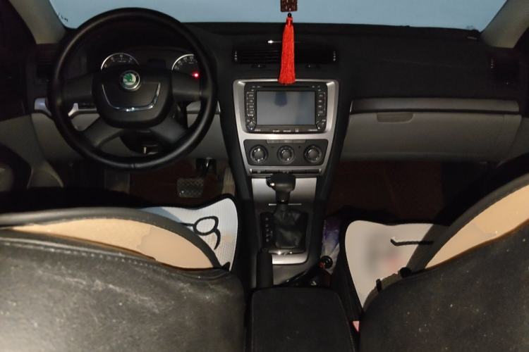 Used Skoda Octavia 2012 2.0L Automatic Yijie Version Center Console
