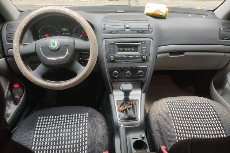 Used Skoda Octavia 2012 1.6L Automatic Yijie Edition Center Console