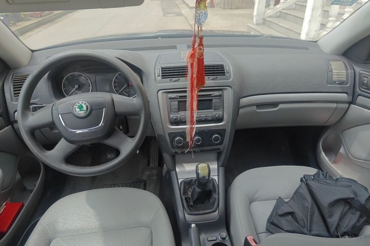Used Skoda Octavia 2012 1.6L Manual Yijun Edition Center Console