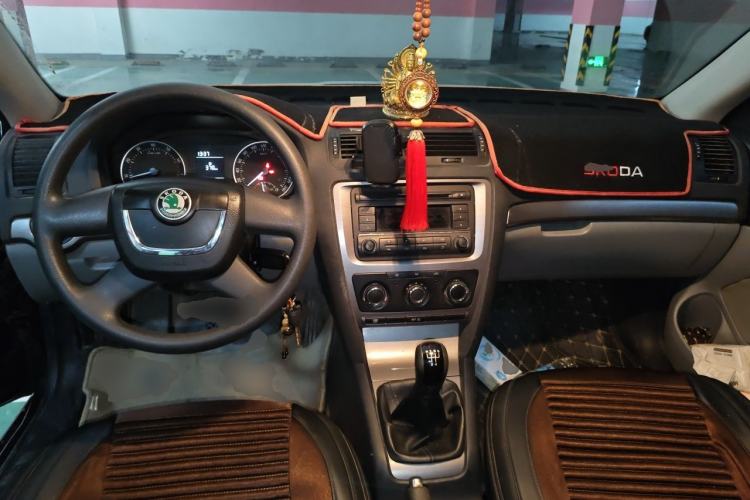 Used Skoda Octavia 2012 1.6L Manual Eado Edition Center Console