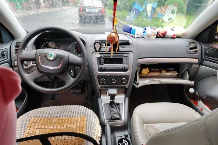 Used Skoda Octavia 2012 1.6L Automatic Yijie Edition Center Console