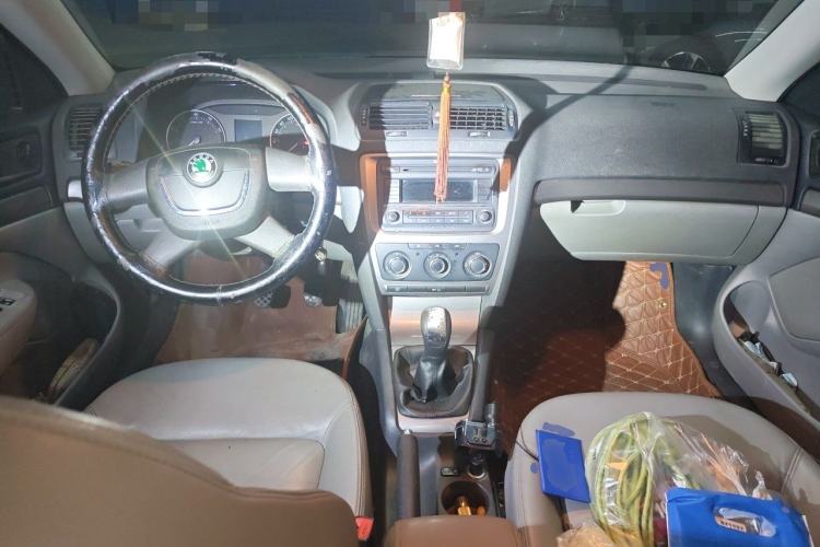 Used Skoda Octavia 2012 1.6L Manual Yijun Edition Center Console