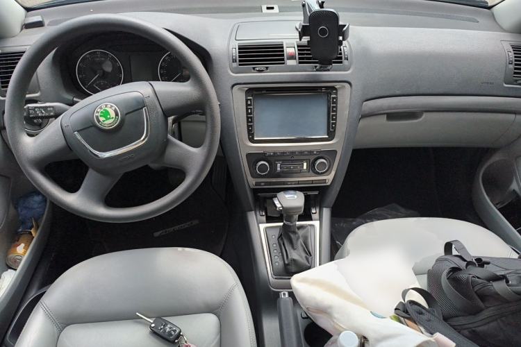 Used Skoda Octavia 2012 1.6L Automatic Yijie Edition Center Console