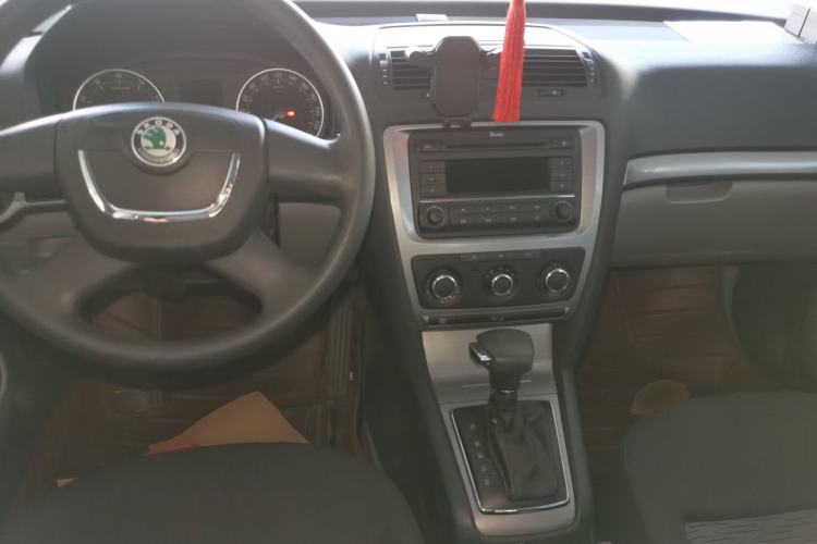 Used Skoda Octavia 2012 1.6L Automatic Yijie Edition Center Console